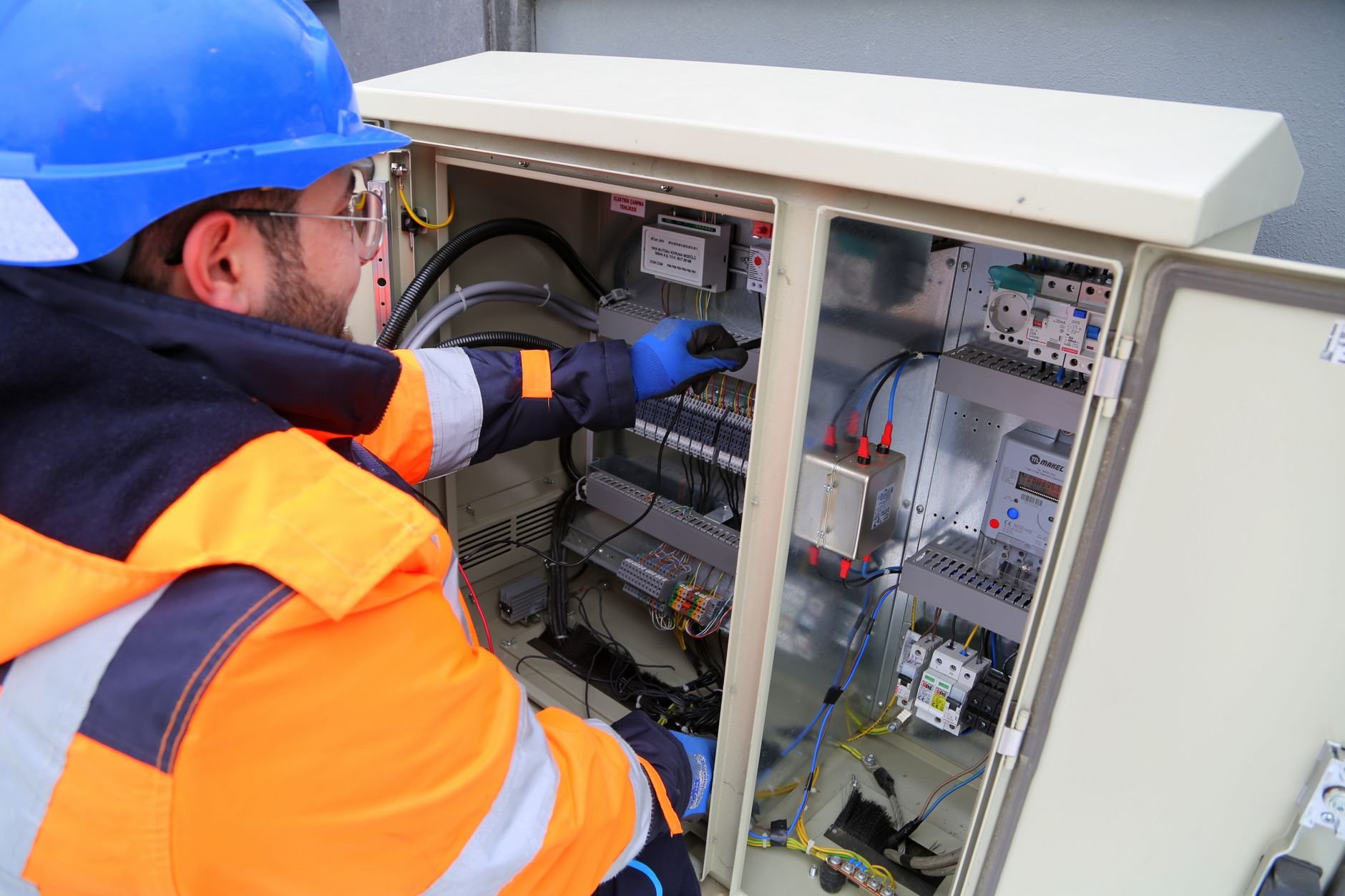Electrician Services Qatar: Summer Repairs Guide