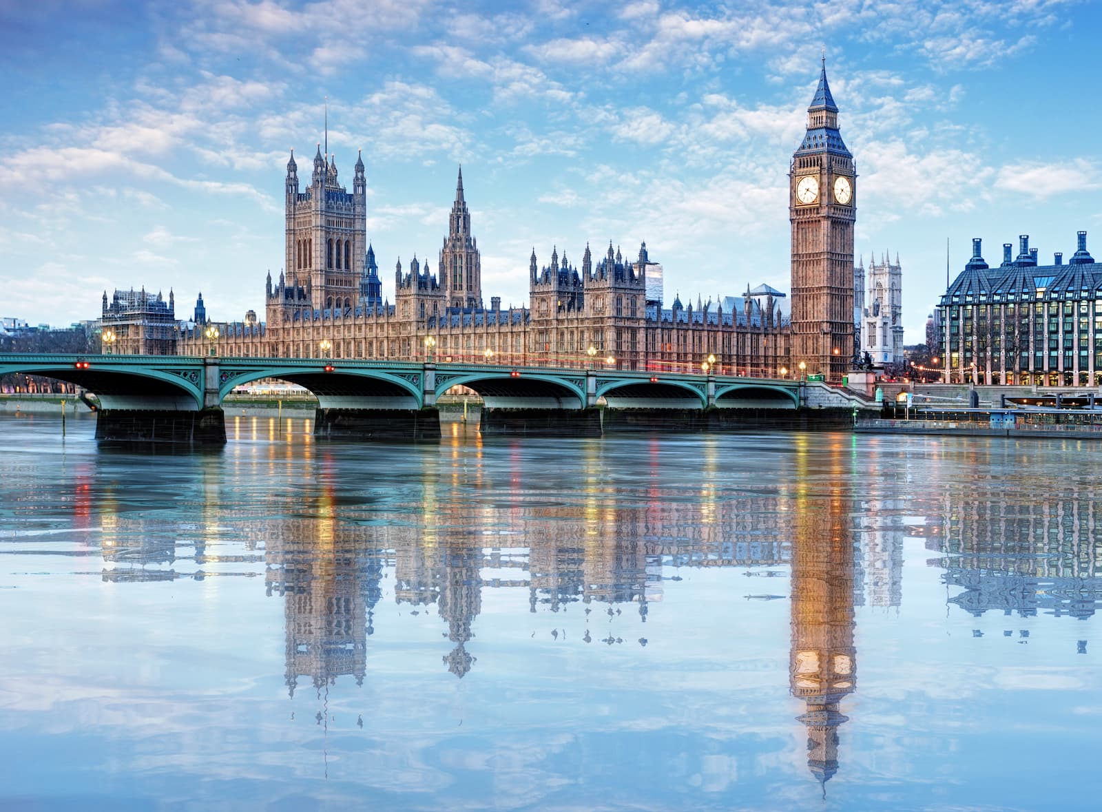 Fully vaccinated travelers from Qatar exempted from quarantine upon arrival in England
